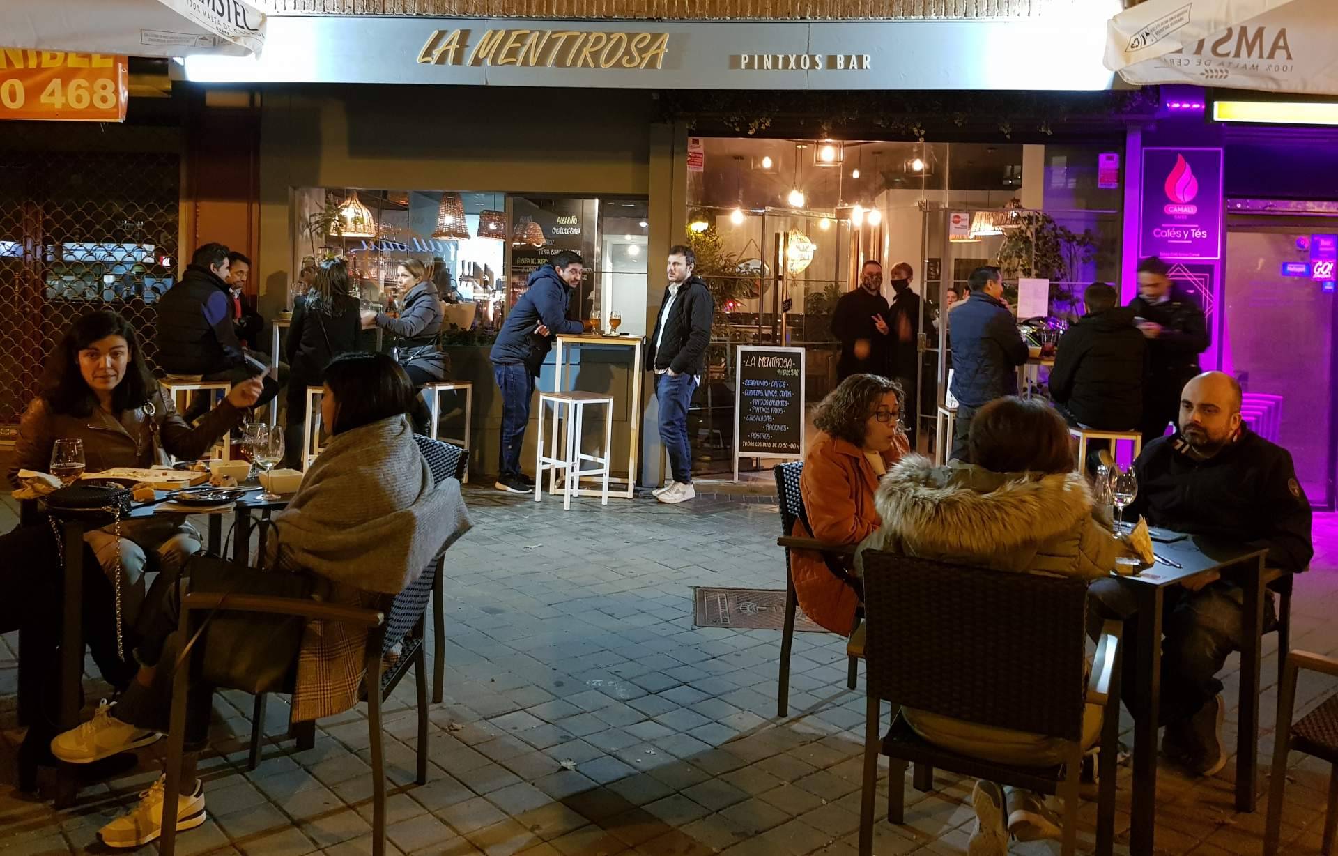 La gran variedad de cervezas y pinchos que ofrece el bar con terraza en Madrid, La Mentirosa