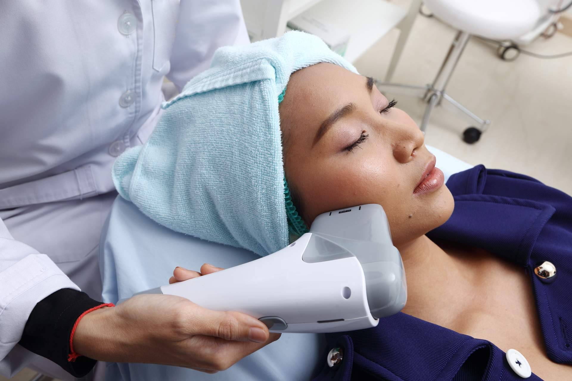 Crina Rus Beauty Center realiza el HIFU tratamiento de ultrasonido focalizado de alta intensidad con resultados inmediatos