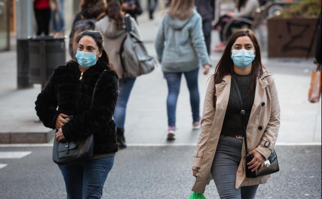 Cuándo debes llevar la mascarilla en la calle para que no te multen