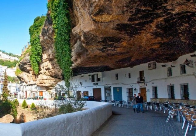 Setenil de las Bodegas, de los pueblos románticos que “abrigon bajo rocas”