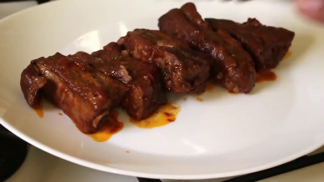 Costillas al vino tinto: el plato que le da mil vueltas a la carrillada