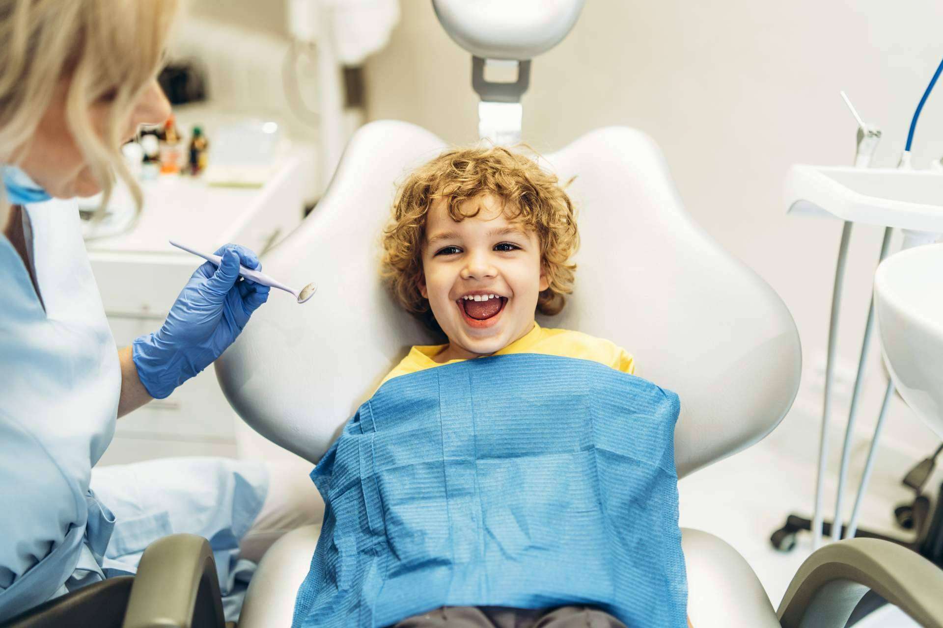 Tratar las distintas enfermedades bucodentales desde la infancia para evitar problemas graves en un futuro, el consejo de especialistas como los de Artydents