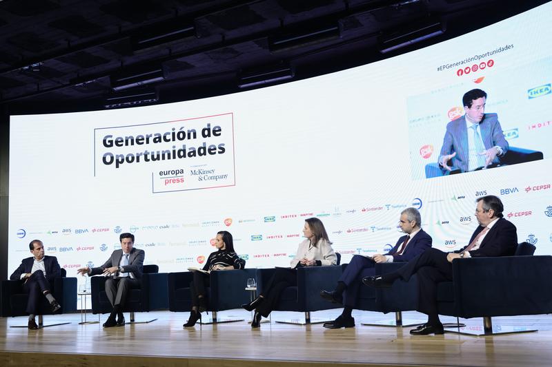 Aena invertirá 350 millones en fotovoltaica en aeropuertos hasta 2026