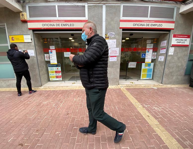 El paro baja en 615.900 personas en 2021 y se crean 840.700 empleos