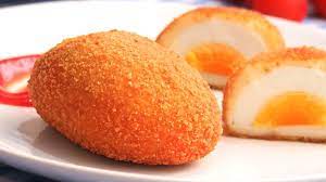 Hay que trabajar rápido para hacer huevos fritos a la villaroy