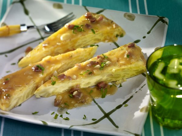 Tortilla de patatas: la receta insuperable de Ferran Adrià, paso a paso 6 Merca2.es ¿Cómo darle la vuelta a la tortilla?