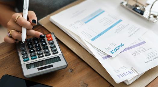 Revisa las comisiones bancarias