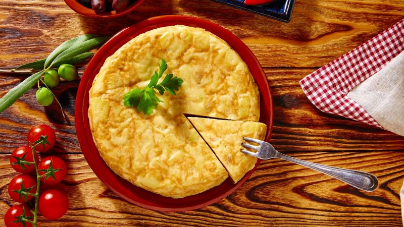 Tortilla de patatas: la receta insuperable de Ferran Adrià, paso a paso 8 Merca2.es ¿Con qué acompañar este plato?