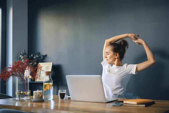 No comas en tu escritorio si quieres evitar el sedentarismo en el teletrabajo