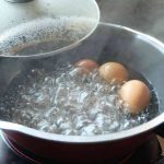 La razón por las que no debes tirar el agua donde cueces los huevos