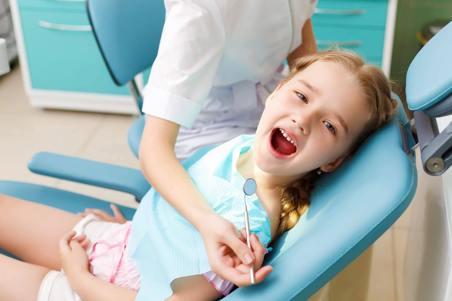 ¿Cuándo visitar al dentista?, odontopediatría de la mano de Implant Clinics