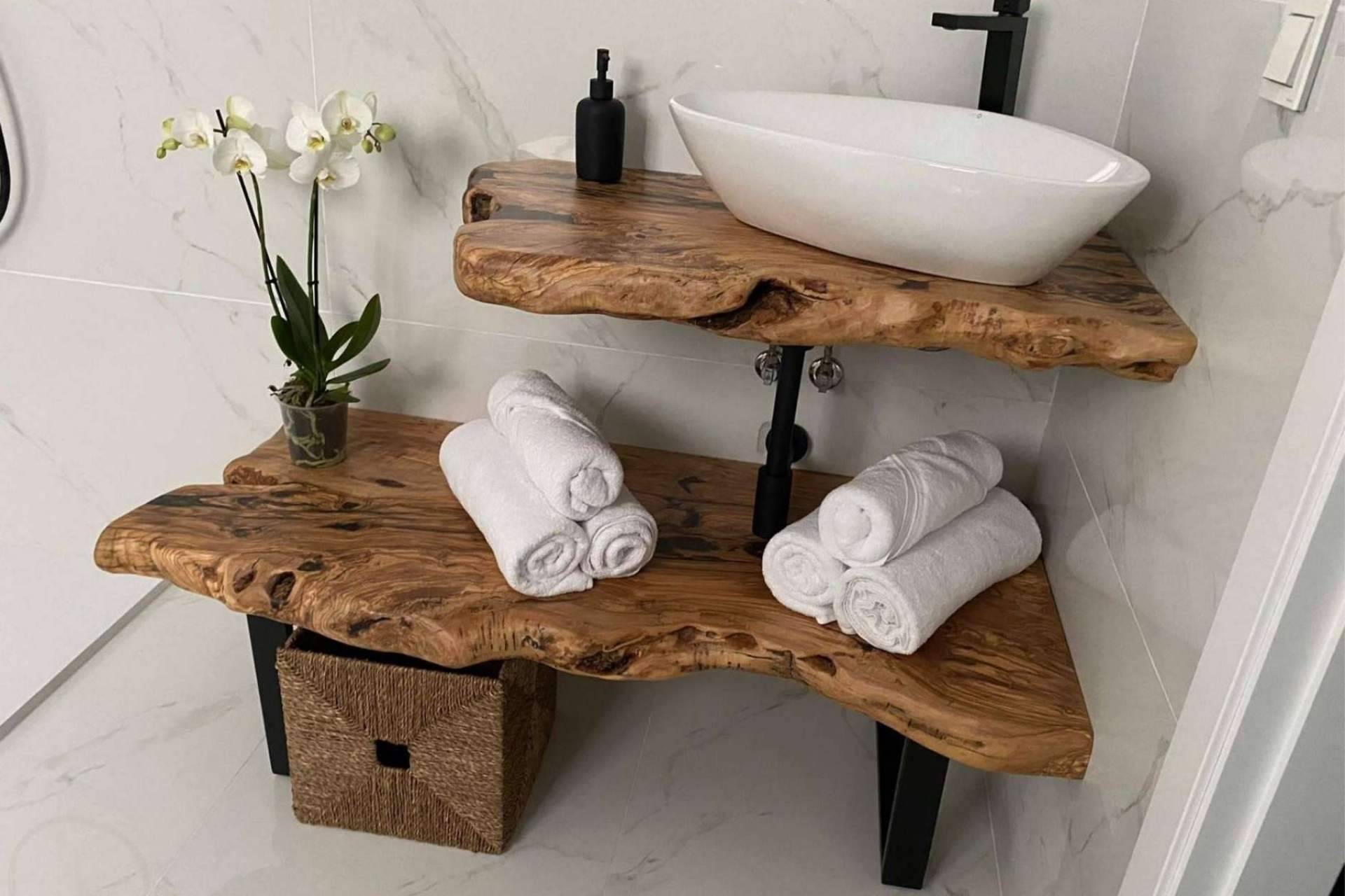 Encimeras de Olivo proporciona un toque natural y elegante al cuarto de baño
