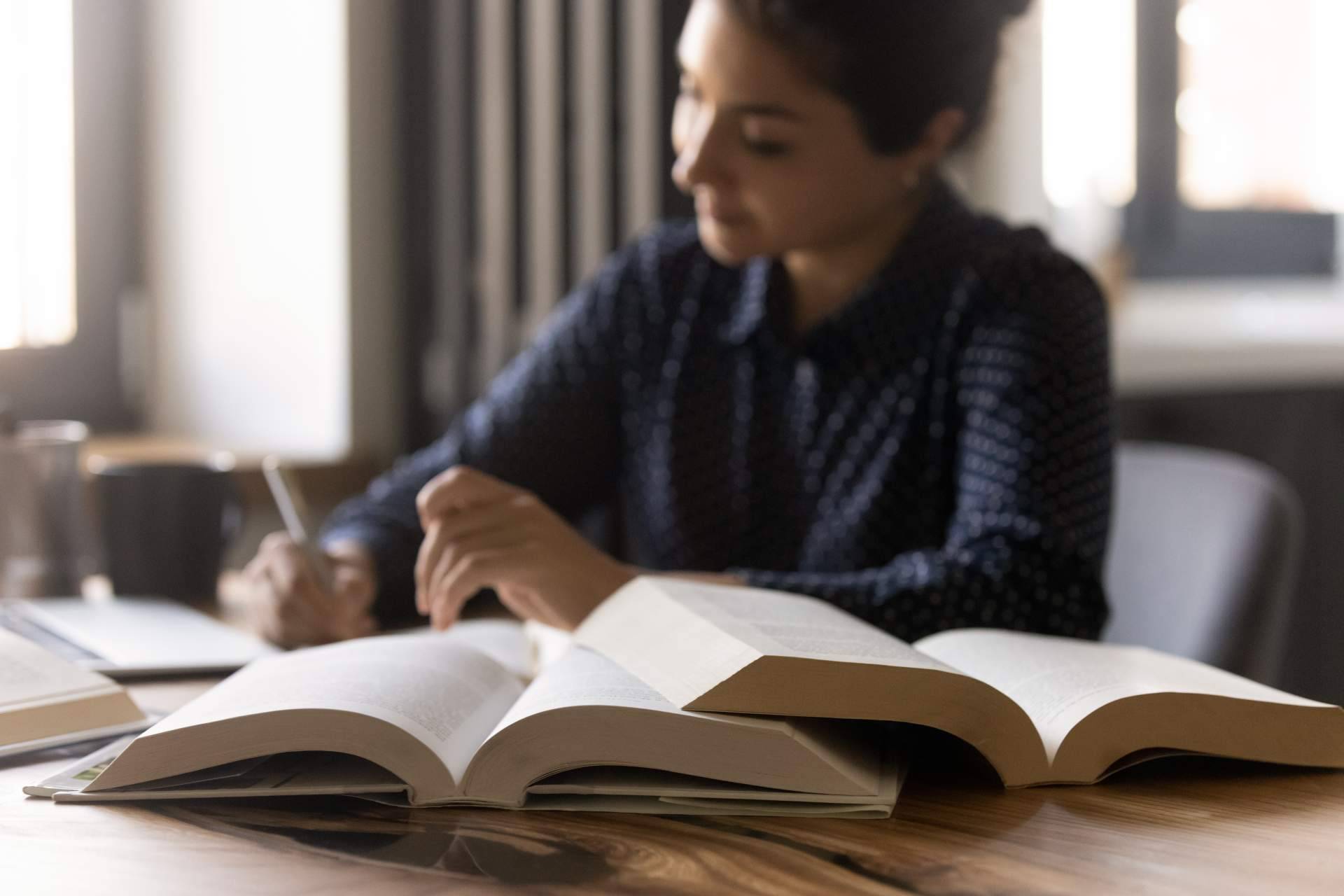 La academia universitaria Grado y Máster ofrece ayuda para la realización de trabajos académicos