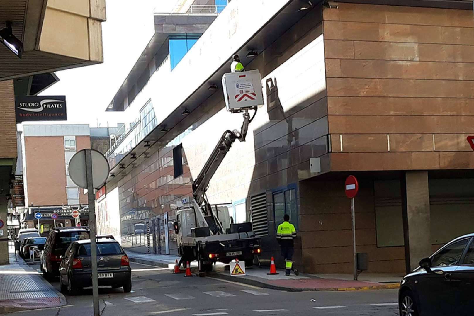 Las plataformas elevadoras, una maquinaria polivalente requerida en muchos sectores