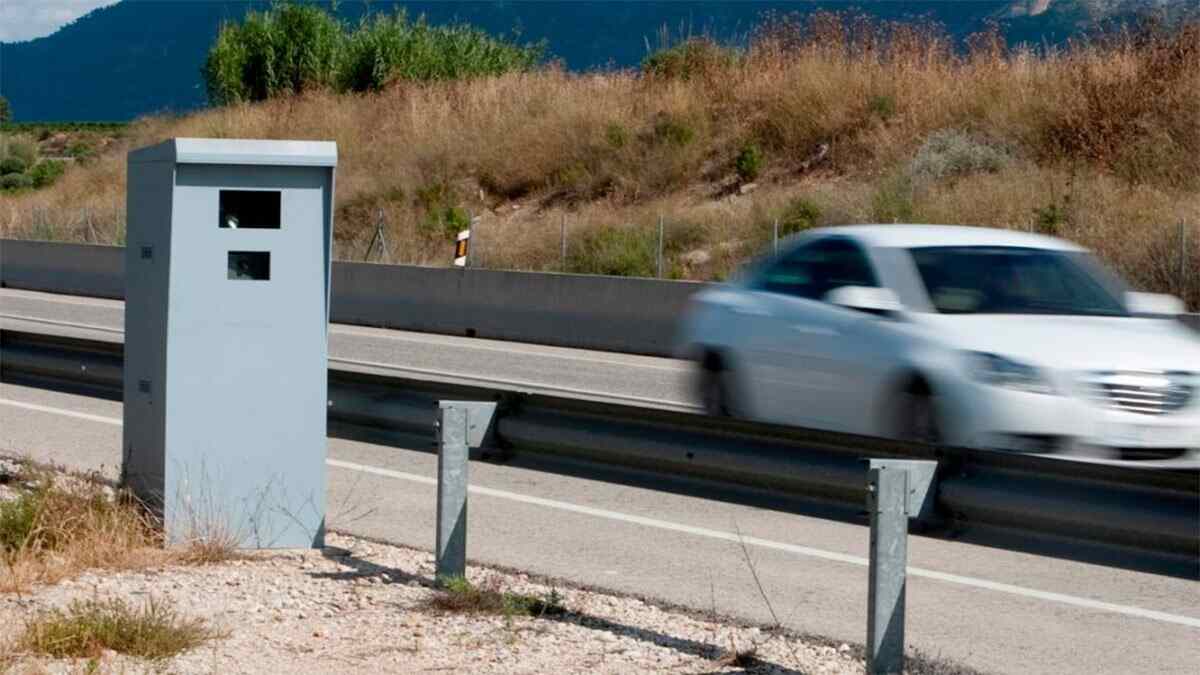 Este es el truco de la DGT para multarte a medio kilómetro