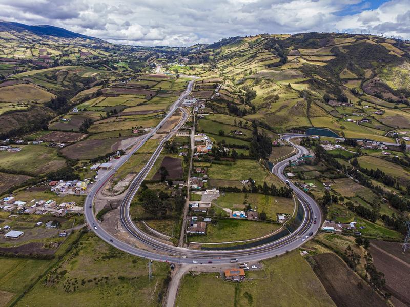 Sacyr logra 700 millones de euros para una autopista de Colombia