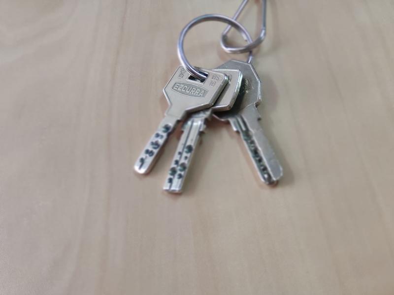 El 67% de los españoles cierra la puerta de casa con llave cuando se va a dormir