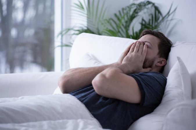 Duerme o se echa una siesta con los lentes