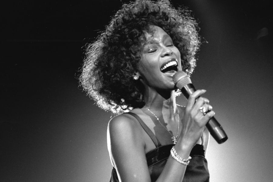 ¿A qué edad y cómo murió Whitney Houston?