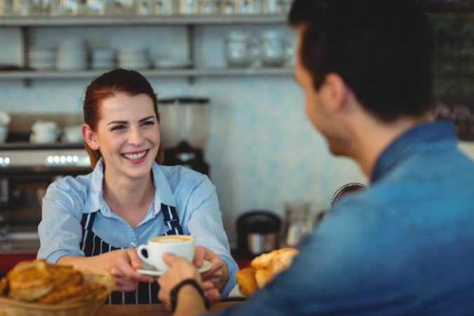 bigstock Cheerful female barista giving 138430922 e1493700694999 Merca2.es