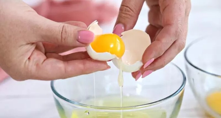 Técnica separar claras yemas del huevo