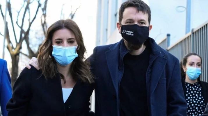 La Justicia absuelve al periodista de OKDIARIO al que Iglesias y Montero sentaron en el banquillo