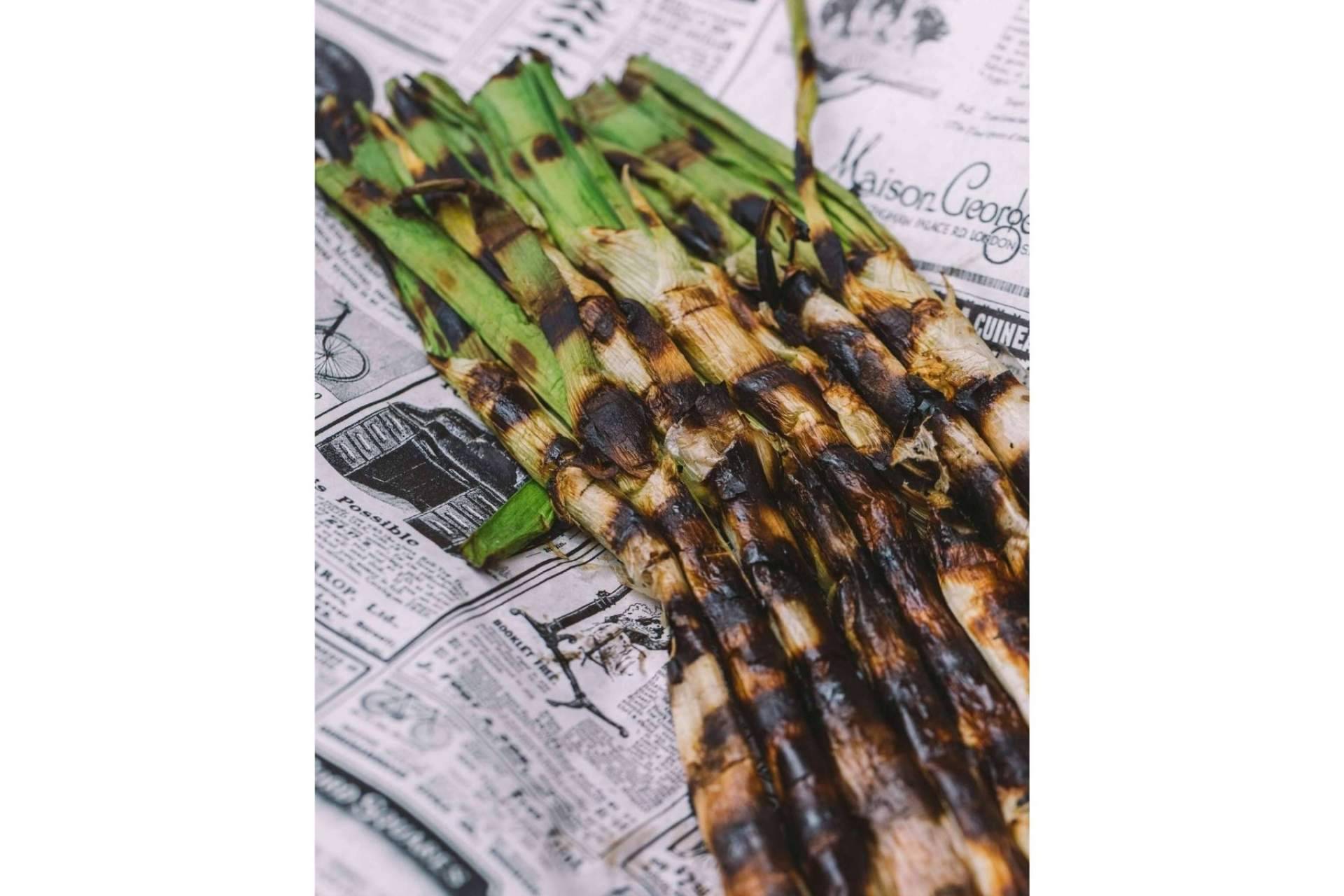 Disfrutar de la temporada de calçots en Barcelona de la mano del restaurante Vic Brasería