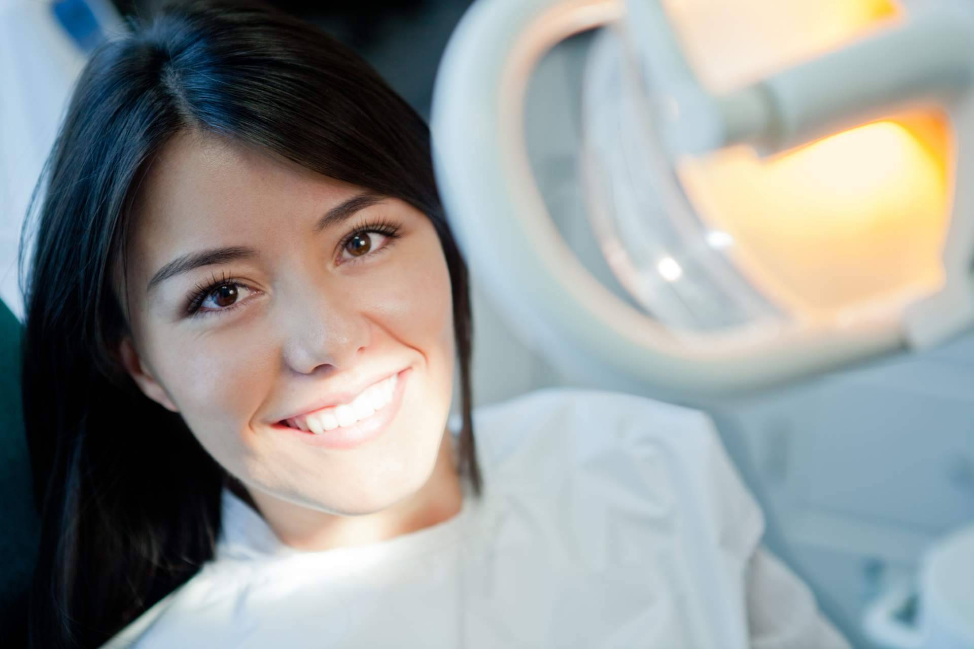 La Clínica dental Eduardo López indica cuáles son los riesgos y las consecuencias de un blanqueamiento dental casero