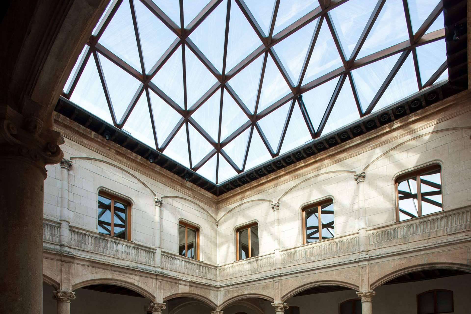 Las arquitecturas del siglo XVI y del siglo XXI se unen, cubierta del palacio de Saldañuela, por Silvia Saiz Camarero