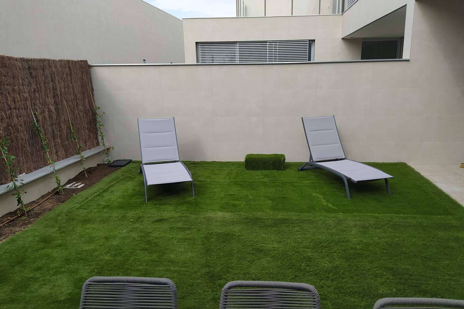 Cubierta rígida transitable para piscinas con el fin de optimizar espacios reducidos