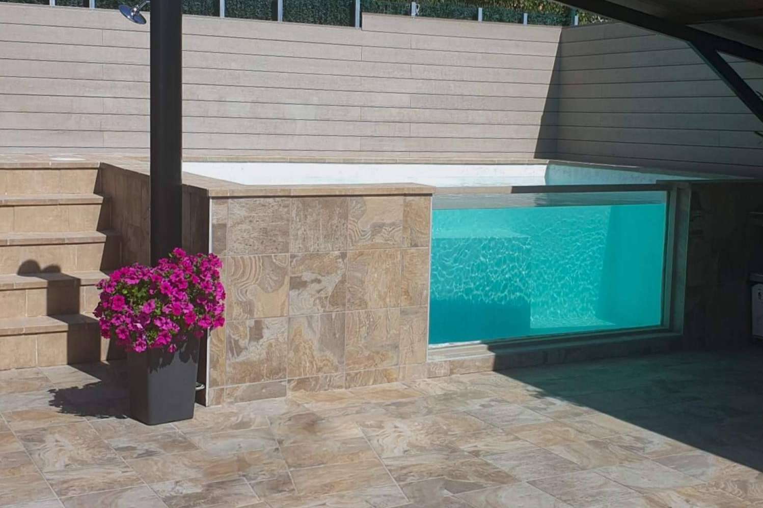 Esencial Pool explica los beneficios de contar con una piscina elevada con cristal