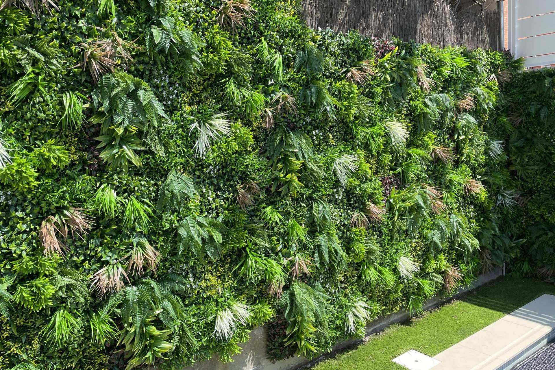 Llenar de frescura los espacios con los jardines verticales artificiales de Ingrass