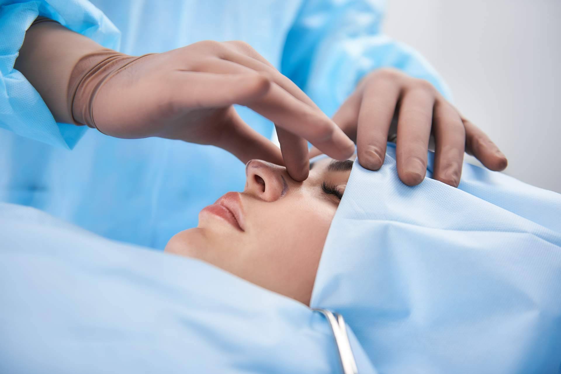 Model Bell realiza cirugías plásticas de nariz y rinoplastias ultrasónicas