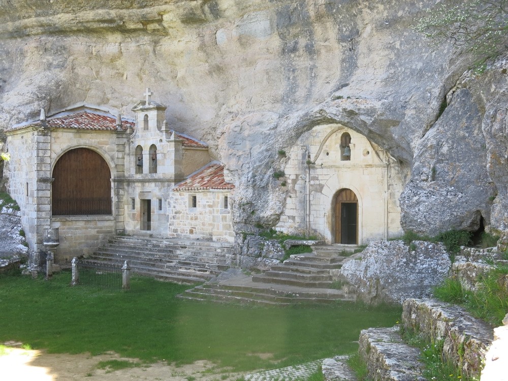 El pueblo de Burgos que tiene una iglesia en una cueva