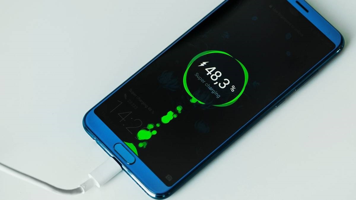 ¿Es seguro cargar tu móvil en un puerto USB público?