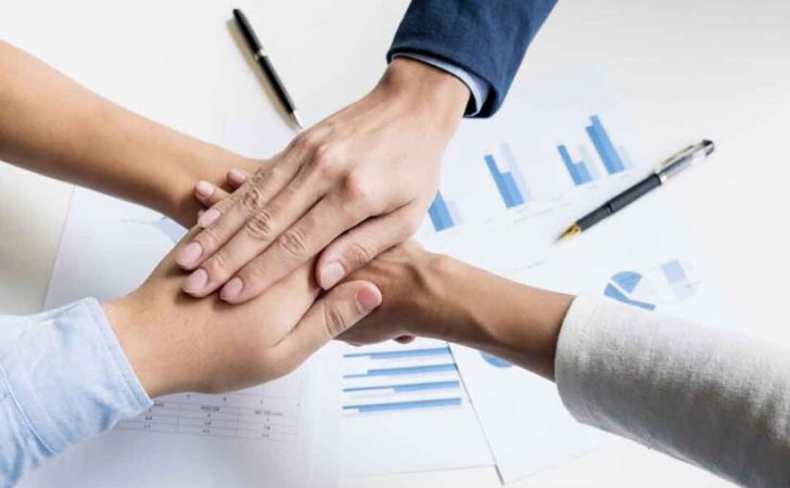 Todo lo que hay que saber sobre el liderazgo ético 52 Merca2.es teamwork power successful business meeting workplace concept 825x510 1 Merca2.es