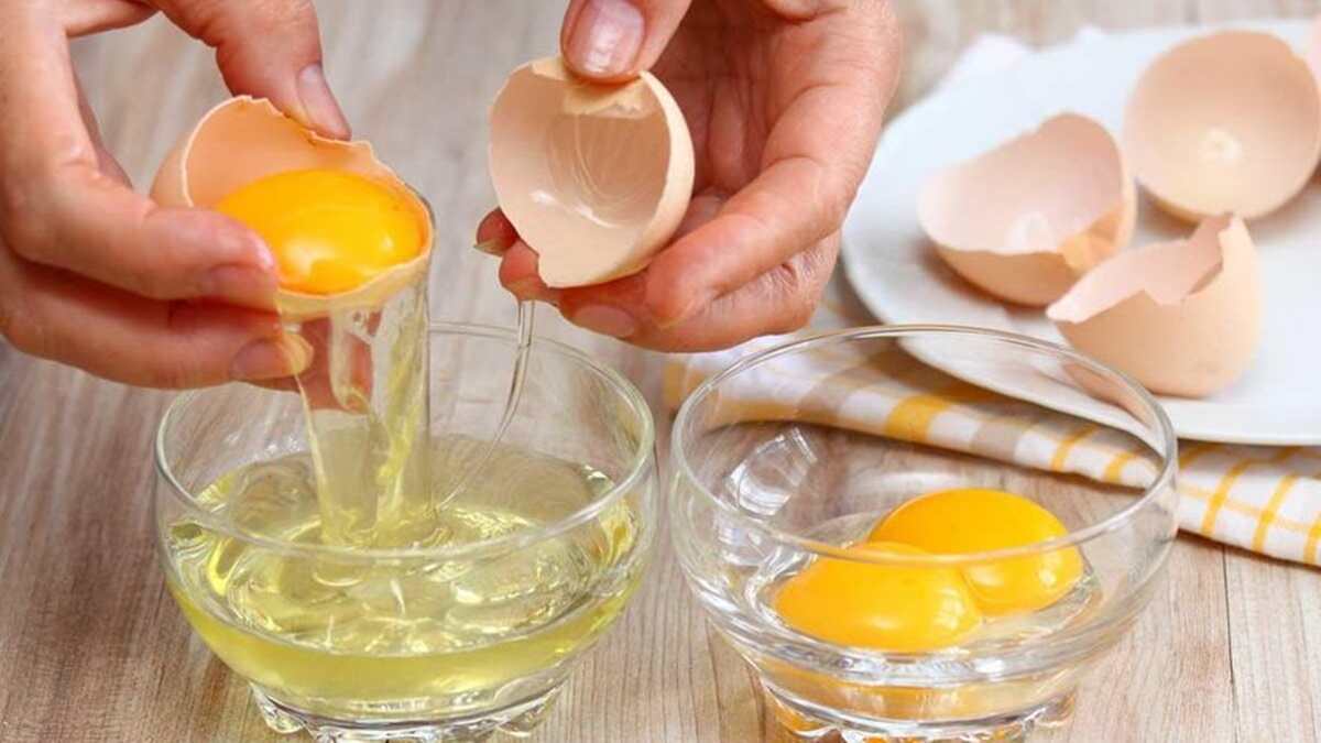 La forma más fácil de separar las yemas y las claras del huevo