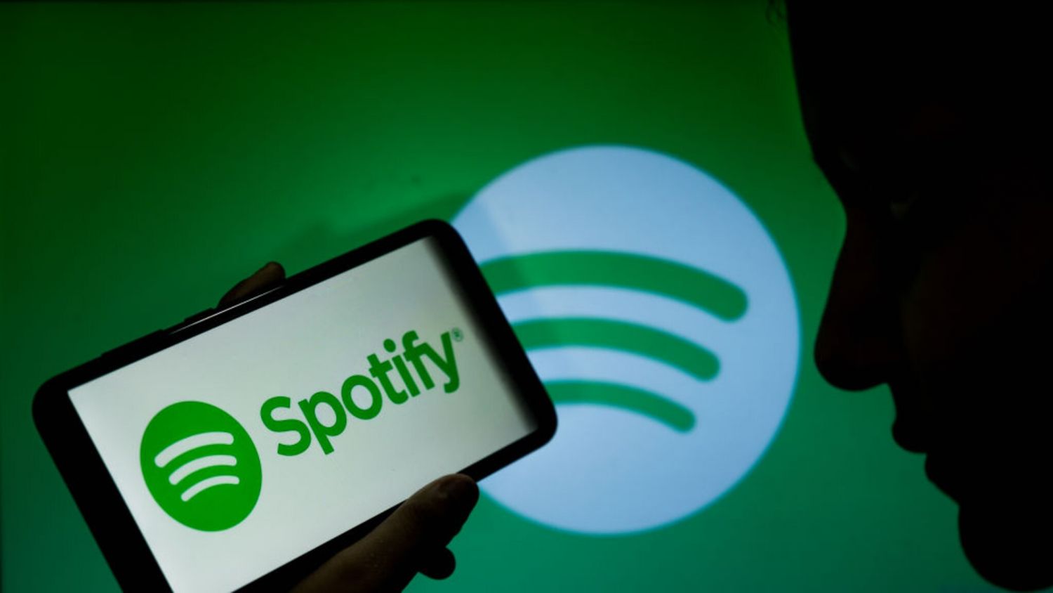 La paradoja de Prisa respecto a Spotify: Mimos de  SER y palos con los periódicos