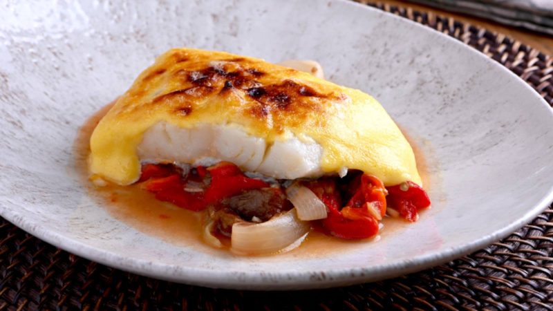 Bacalao al ajillo: una receta con un sabor de escándalo en 5 minutos 7 Merca2.es 0001070364CocinaDeFiestaS01E002BacalaoGratinadoConMuselinaDeAjoR0101 Merca2.es