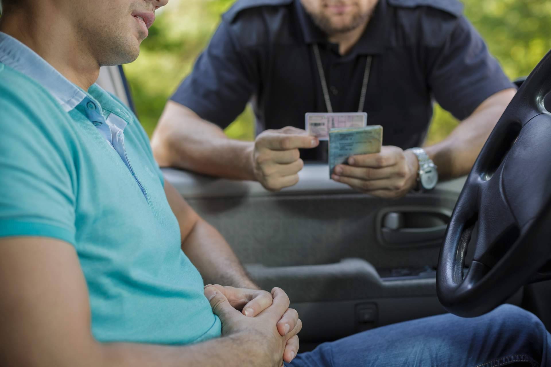 Cómo y por qué evitar una multa por llevar el carnet de conducir caducado