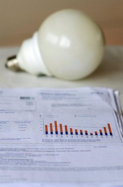 El precio de la luz baja este martes un 6,8% y se aleja de los máximos anuales de los últimos días