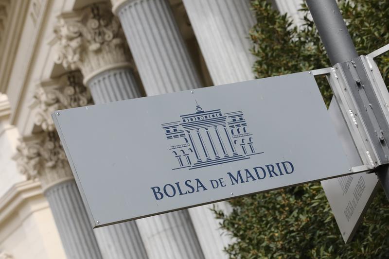 El Ibex 35 abre con una caída del 0,1% y se aferra a los 8.400 pendiente de Ucrania