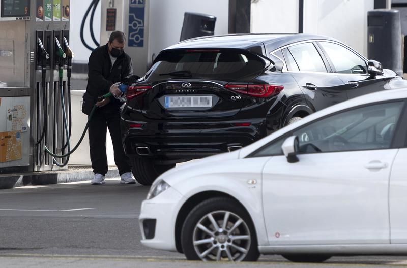 El precio del petróleo se desboca y ronda los 120 dólares