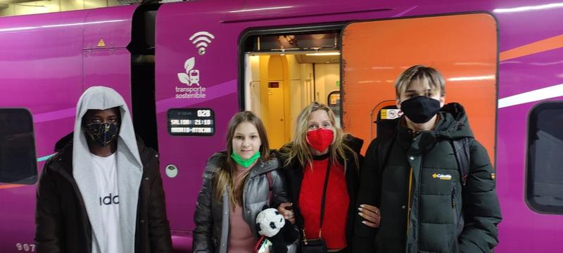 Renfe gestiona los primeros billetes de refugiados ucranianos en el ‘hub’ de la estación Barcelona Sants