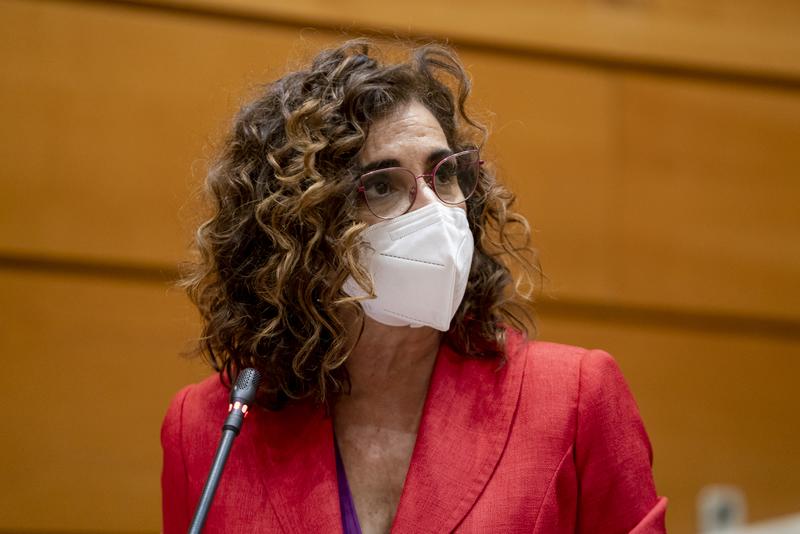 Montero cifra en 5.000 m€ las rebajas fiscales para paliar la subida de la luz