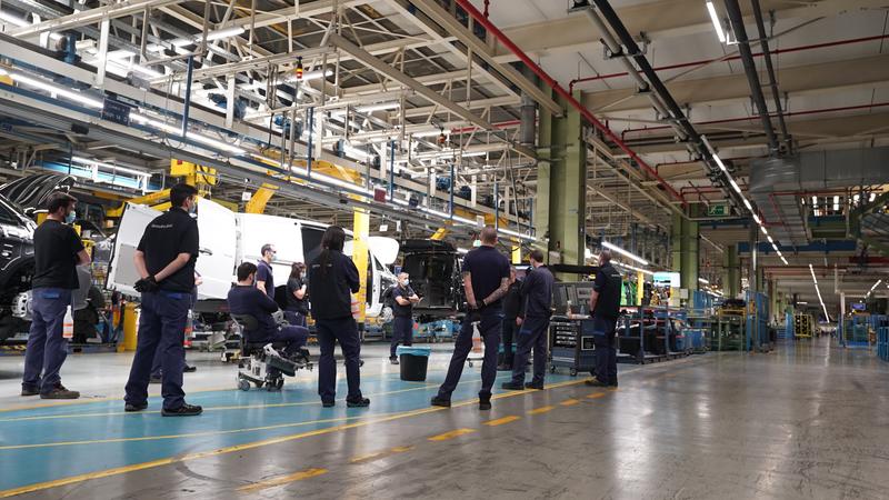 Mercedes-Benz Vitoria suspende la producción lunes y martes por la incertidumbre de suministro de piezas