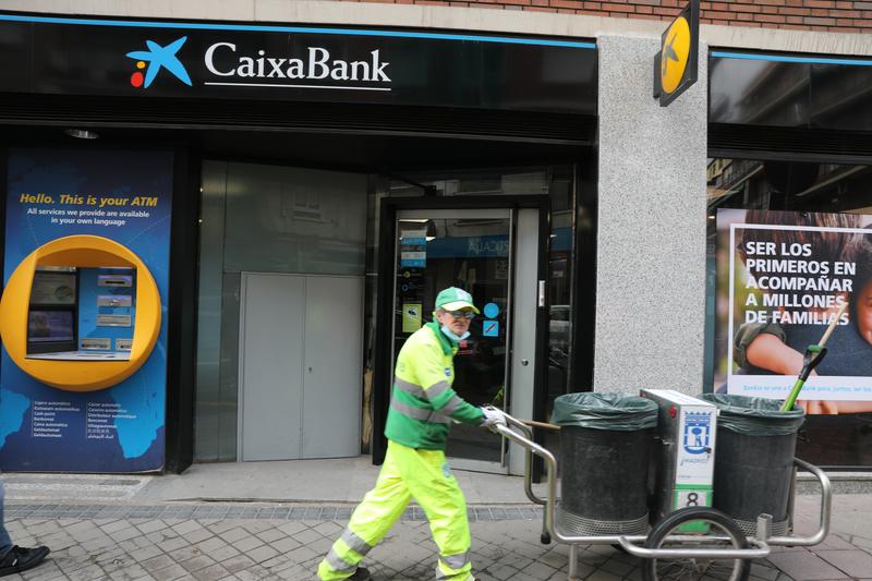 CaixaBank contratará a 100 empleados temporales más y reducirá la presión comercial