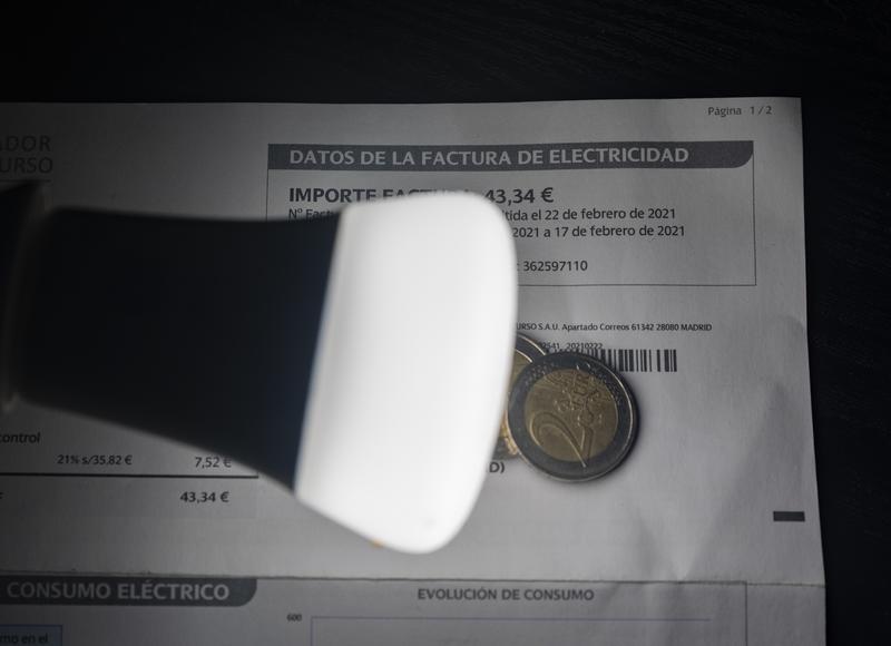El precio de la luz baja por cuarto día consecutivo y se sitúa por debajo de los 250 euros/MWh