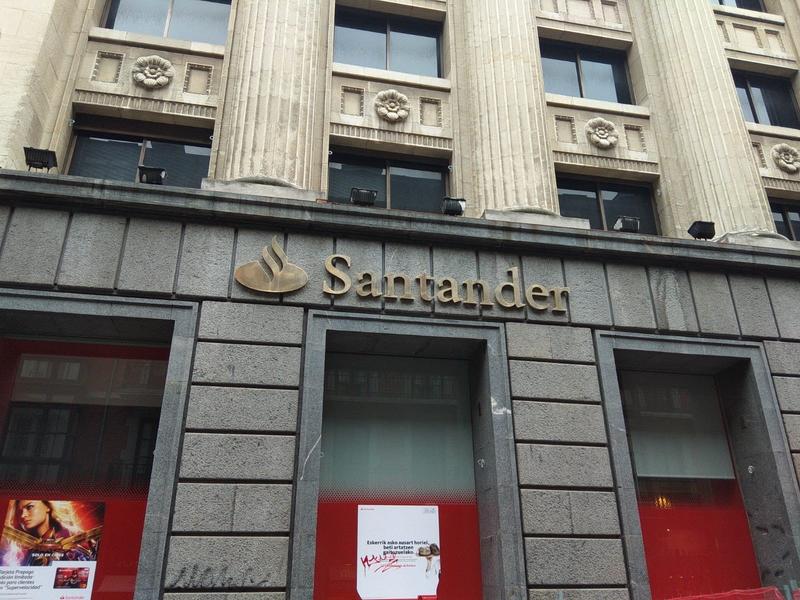 Banco Santander contratará a 300 empleados en Madrid y Barcelona