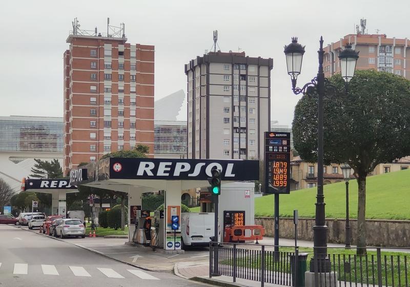El Gobierno aprueba la bonificación de 20 céntimos al combustible